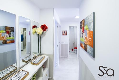 Jest to biały pokój z biurkiem i lustrem. w obiekcie My Sweet Red Apartment w mieście Benidorm