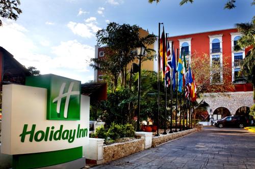 a hoglaby inn sign in front of a building at Holiday Inn Merida by IHG in Mérida