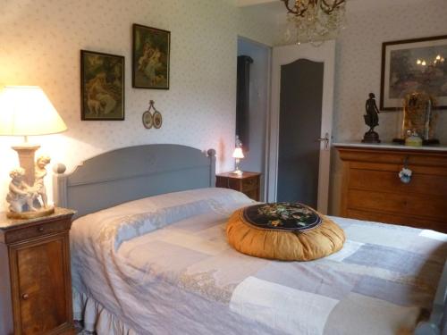 La Ferme Du Pressoir Guest House في Conteville: غرفة نوم مع سرير عليه صينية