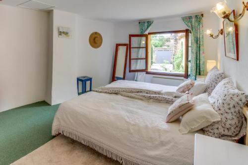 a bedroom with a large bed with a window at Provence Dream Chalet in Uchaux