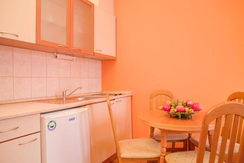 Кухня или мини-кухня в Apartments Flora-Daisy
