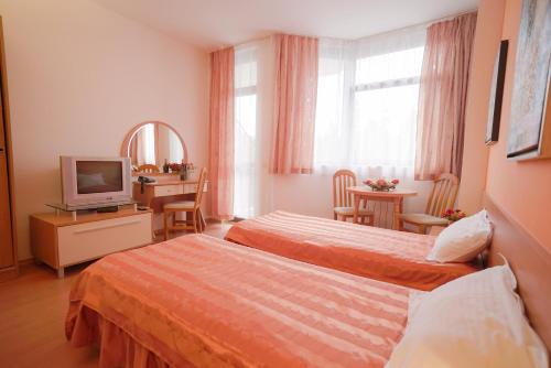 Телевизор и/или развлекательный центр в Apartments Flora-Daisy
