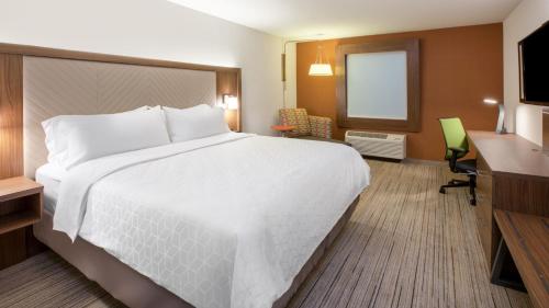 Krevet ili kreveti u jedinici u okviru objekta Holiday Inn Express Greensburg, an IHG Hotel