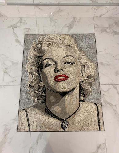 dessin d'une femme sur un sol en marbre dans l'établissement Cannes Apartment close to Congress Palace, Croisette, Beaches, à Cannes