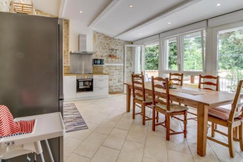 - une cuisine avec une table et des chaises en bois dans la chambre dans l'établissement Provence Dream Chalet, à Uchaux