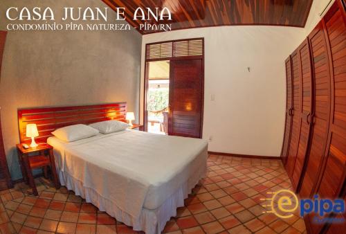 Giường trong phòng chung tại Pipa Casa Juan e Ana