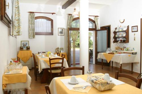 En restaurant eller et andet spisested på Le Tuie