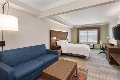 Holiday Inn Express Hotel & Suites Byron by IHGにあるベッド