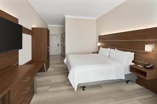 Holiday Inn Express Hotel & Suites Byron by IHGにあるベッド