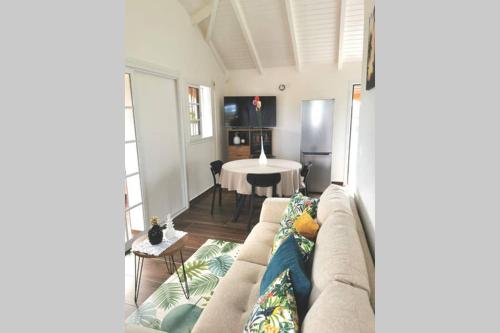 un soggiorno con un divano e un tavolo di Villa Papillon a Saint-François