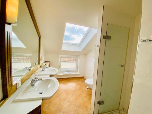 bagno con 2 lavandini e lucernario di Villa Usedom App. 31 a Heringsdorf