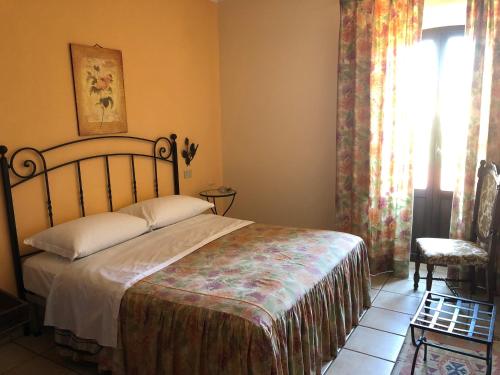 1 dormitorio con cama y ventana en Agriturismo Villa Vetiche, en Rocca San Giovanni