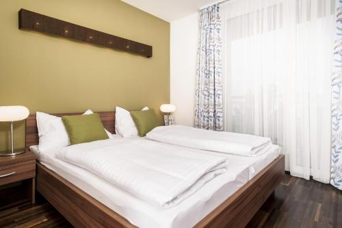 เตียงในห้องที่ IG City Apartments Danube Lodge