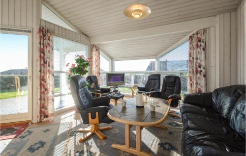 Χώρος καθιστικού στο Amazing Home In Hejls With Sauna