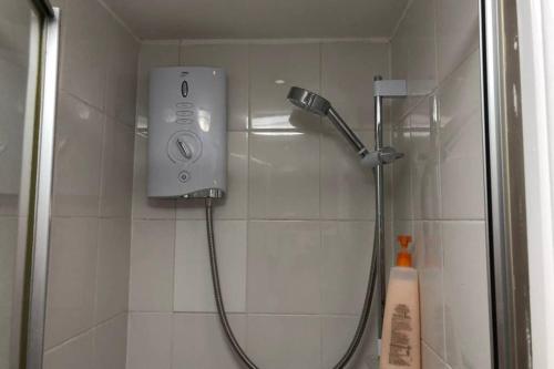 La salle de bains est pourvue d'une douche. dans l'établissement 133B PARK ROAD STRETFORD MANCHESTER, à Manchester