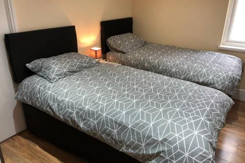 een slaapkamer met een bed met een dekbed bij 133B PARK ROAD STRETFORD MANCHESTER in Manchester