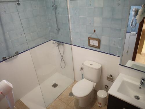 y baño con ducha, aseo y lavamanos. en La Casita de Ana, en San Sebastián de la Gomera