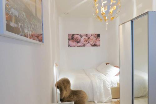 un dormitorio con un perro sentado junto a una cama en Exquisite apartment, most convenient location, Apt 5. en Copenhague