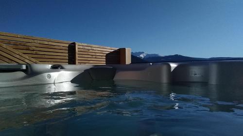 una piscina de agua frente a una valla de madera en Chalet Spa Fora Pista en Bolquere Pyrenees 2000