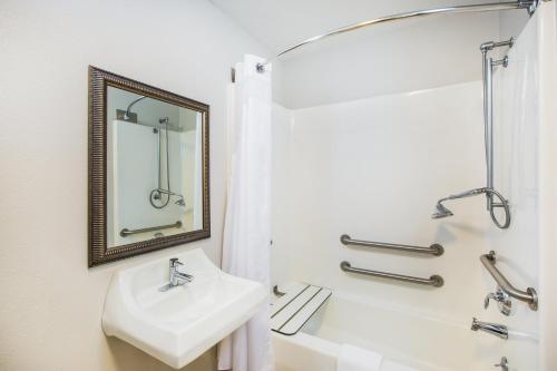 Een badkamer bij Holiday Inn Express Hotel & Suites Bellevue-Omaha Area, an IHG Hotel