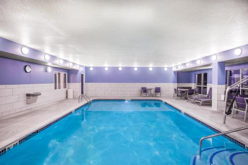 a pool with blue water in a hotel room at Holiday Inn Express & Suites Bellevue -Omaha Area- by IHG in Bellevue