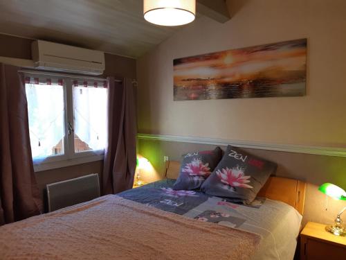 - une chambre avec un lit avec deux oreillers et une fenêtre dans l'établissement 70 M2 Maison Moderne 3 étoiles TARIFS 2026, à Saint Pierre La Mer