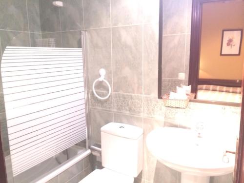 Ett badrum på Hotel Nueva Allandesa