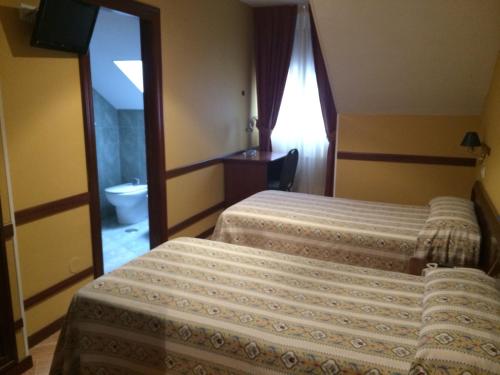 Un pat sau paturi într-o cameră la Hotel Nueva Allandesa