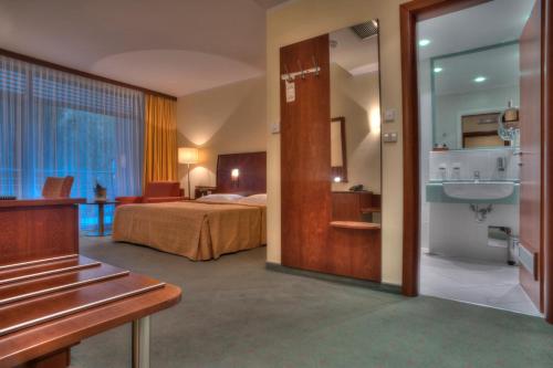 Hotel Rivijera tesisinde bir odada yatak veya yataklar