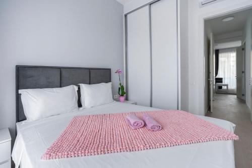 Кровать или кровати в номере Montesun Apartments Bečići