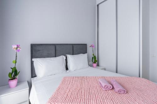 Кровать или кровати в номере Montesun Apartments Bečići
