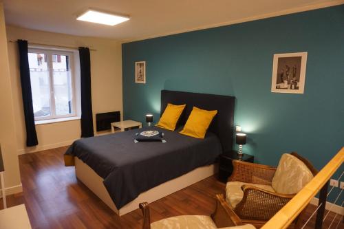 ein Schlafzimmer mit einem Bett mit gelben Kissen und einem Fenster in der Unterkunft Duplex Rue Haute in Laneuveville-derrière-Foug
