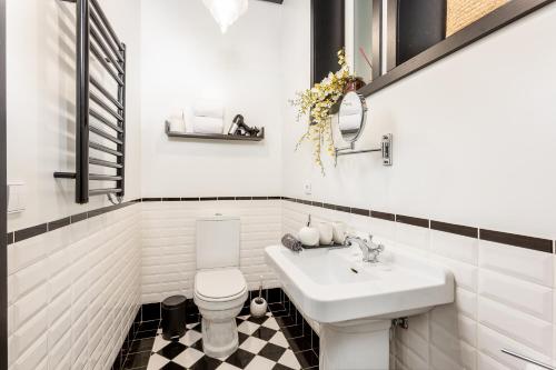 biała łazienka z umywalką i toaletą w obiekcie YOUROPO - Torre w Porto