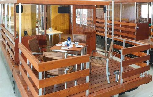 Restoran atau tempat lain untuk makan di Stunning Ship In Neuruppin With House Sea View