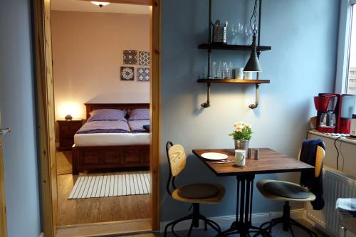 um pequeno quarto com uma mesa e uma cama em ViaNova14 em Reuterstadt Stavenhagen