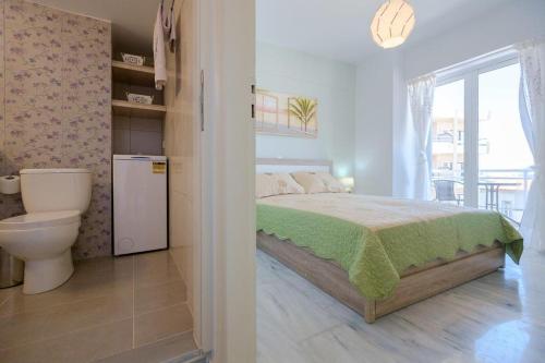 ハニア・タウンにあるMelina Apartmentsのベッドのある寝室とトイレのある浴室