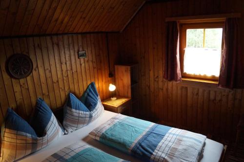 Tempat tidur dalam kamar di Platzerhütte