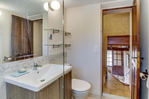 a bathroom with a sink and a toilet and a mirror at Provence Dream Chalet in Uchaux