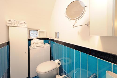 łazienka z toaletą i lustrem w obiekcie Gio Suite Amalfi w Amalfi
