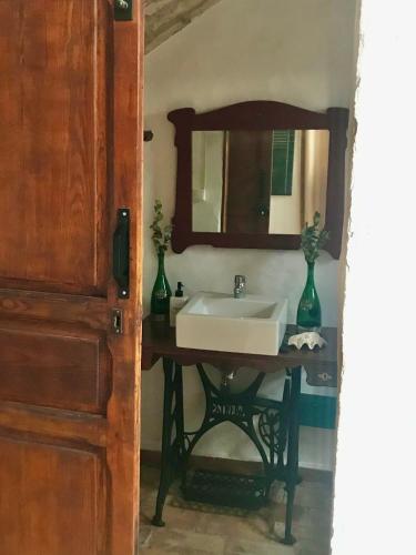 a bathroom with a sink and a mirror at al-qandil in Margarida