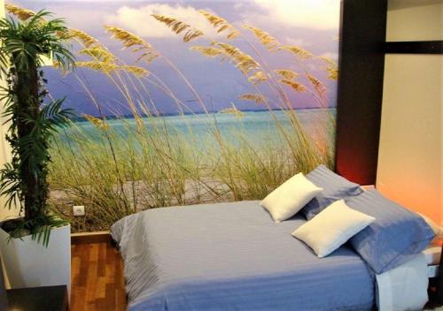 1 dormitorio con 1 cama y una pintura de playa en Dunas, en Viana do Castelo