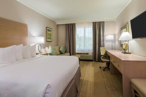 Ένα ή περισσότερα κρεβάτια σε δωμάτιο στο Holiday Inn Express Fairhope - Point Clear by IHG