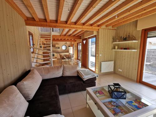 un salon avec un canapé et une table dans l'établissement La Moussette, à Jullouville