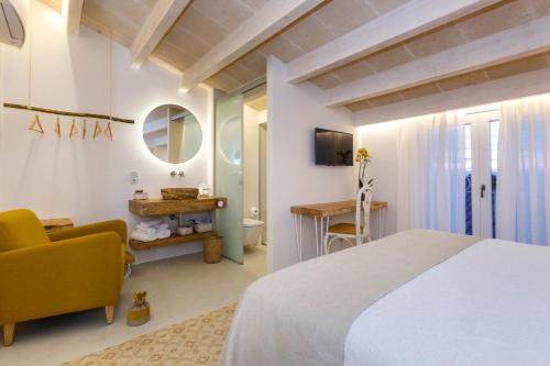 A bed or beds in a room at Hotel S'Estil-let