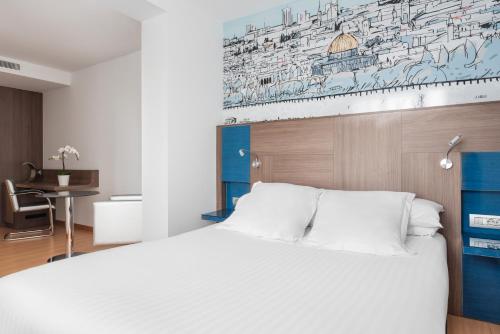 Кровать или кровати в номере Eurostars Blue Coruña