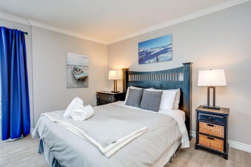 um quarto com uma cama grande e uma cabeceira azul em Mountainside Resort Condo at Blue em Blue Mountains