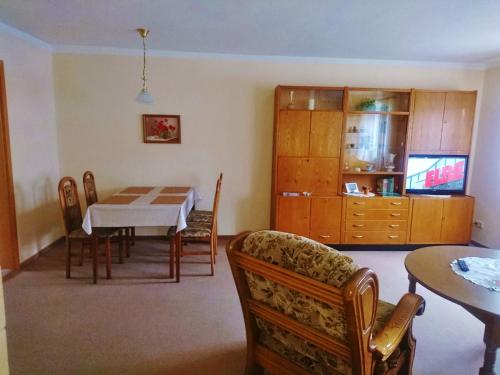 ein Wohnzimmer mit einem Tisch und einem Esszimmer in der Unterkunft Ferienwohnung Herpich in Ehrenberg