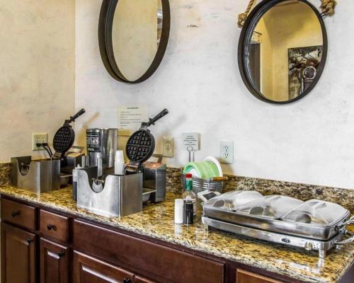 un comptoir de cuisine avec deux lavabos et un miroir dans l'établissement The Lodge on Route 66, à Williams