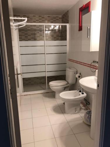 ベニドルムにあるCumbre Loixのバスルーム(シャワー、トイレ、シンク付)