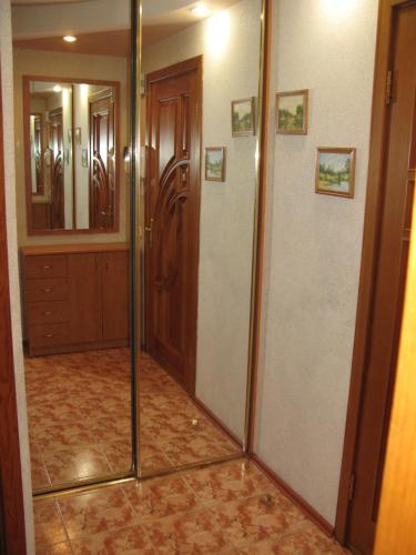 un pasillo con puertas correderas de cristal en una casa en Irina HOME, en Kiev